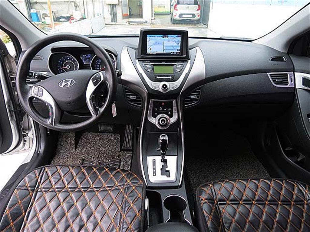 HYUNDAI Avante - Vista 9