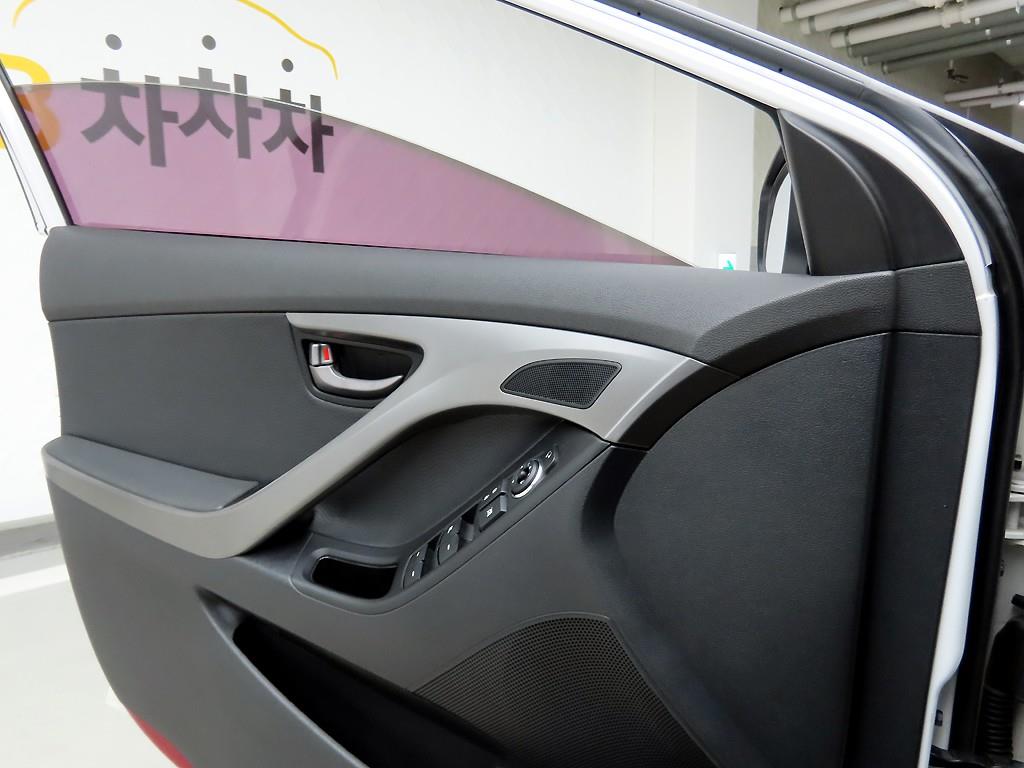 HYUNDAI Avante - Vista 11