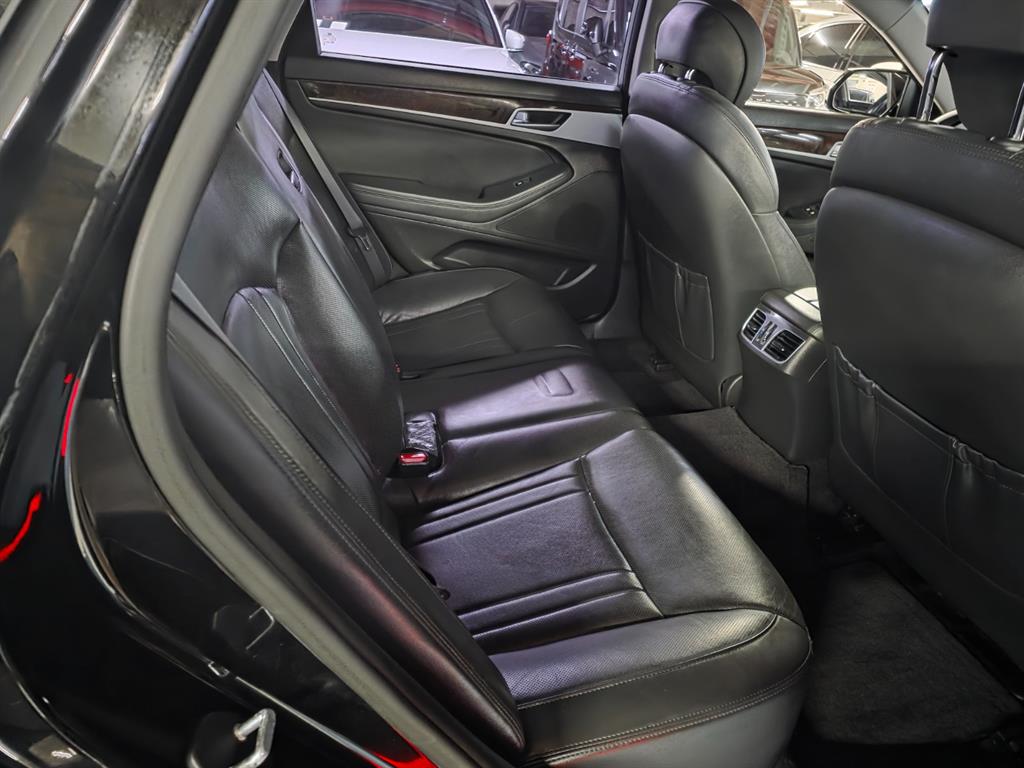 HYUNDAI Genesis - Vista 5