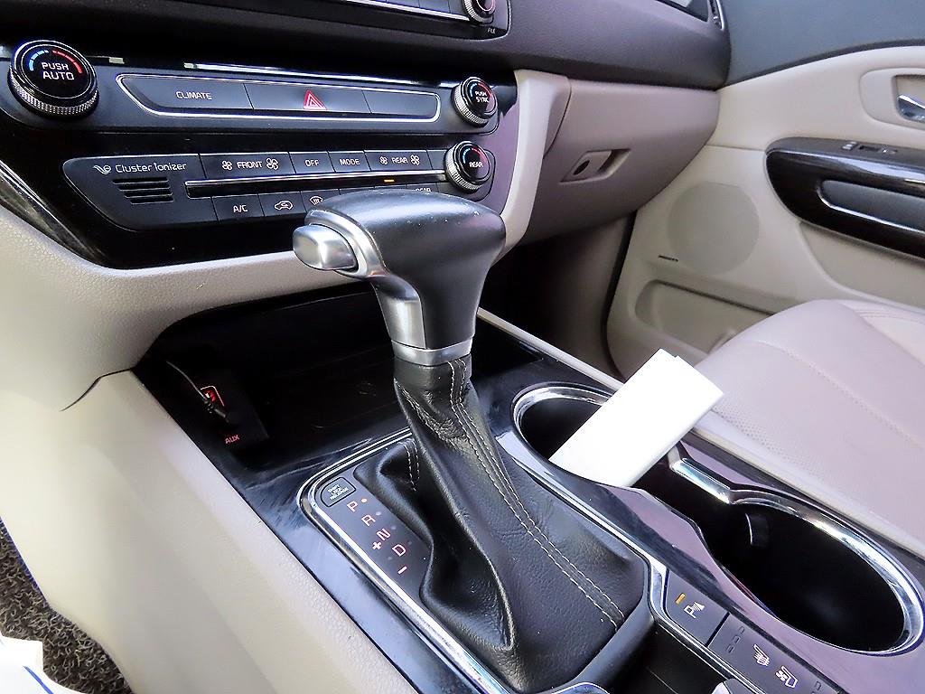 KIA Carnival - Vista 11