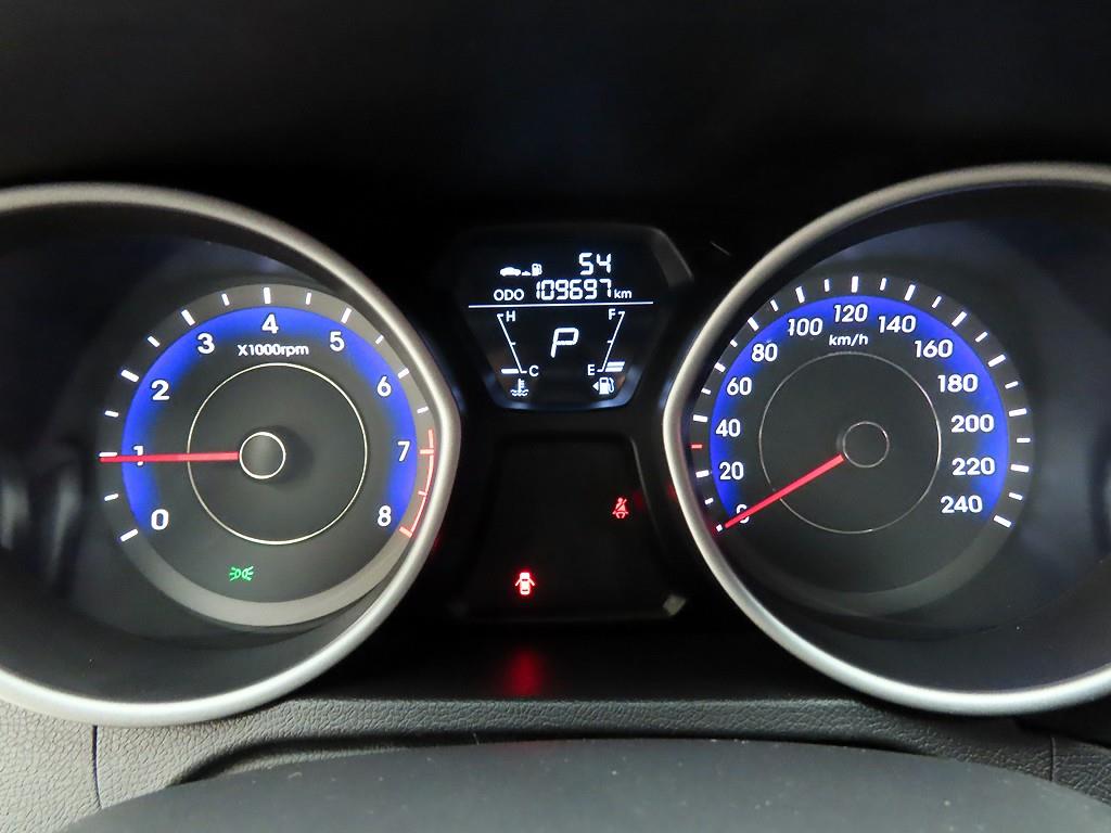 HYUNDAI Avante - Vista 9