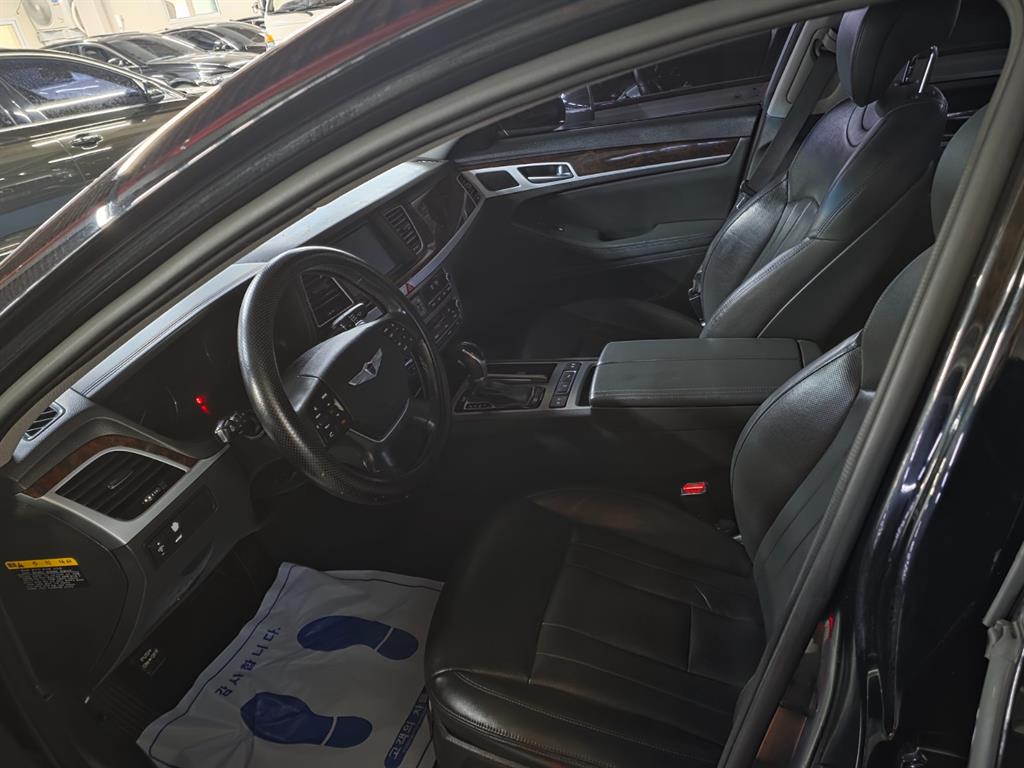 HYUNDAI Genesis - Vista 4