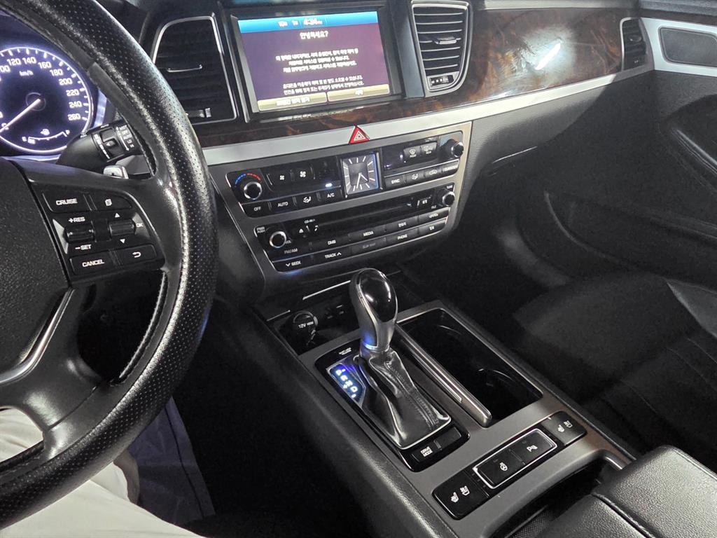 HYUNDAI Genesis - Vista 9