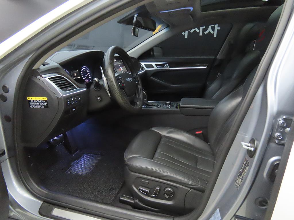 HYUNDAI Genesis - Vista 5