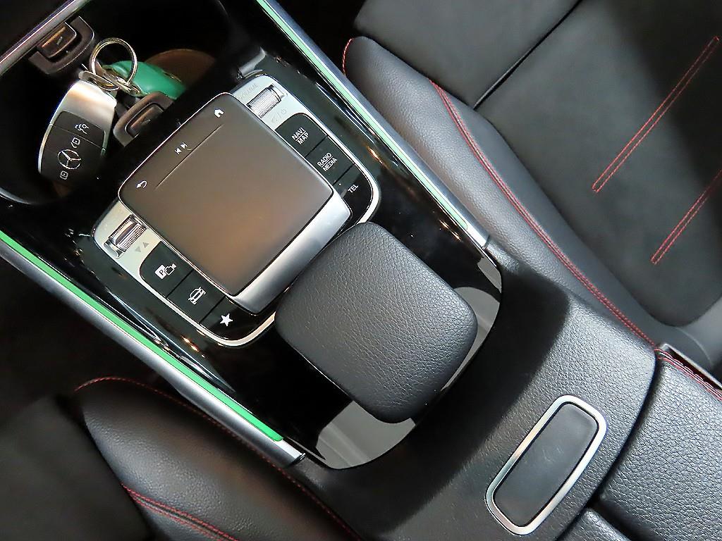 Mercedes Benz GLB Class - Vista 12