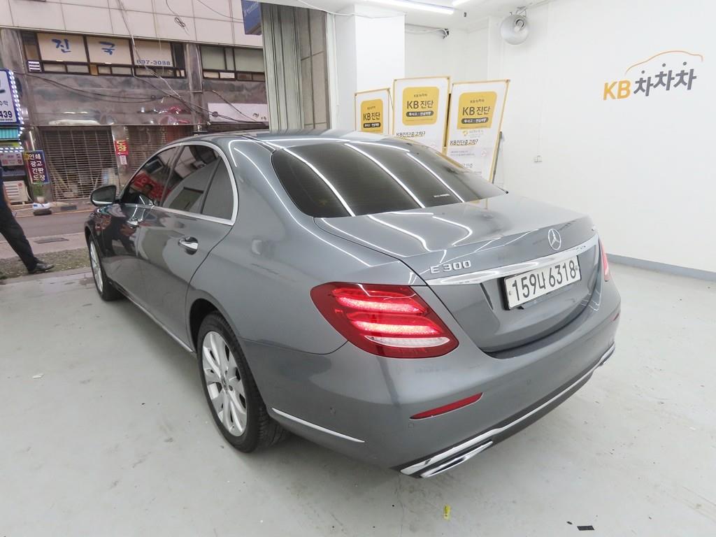 Mercedes Benz E class - Vista 4