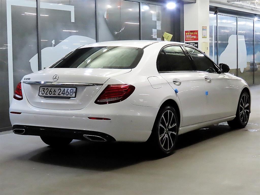 Mercedes Benz E class - Vista 4