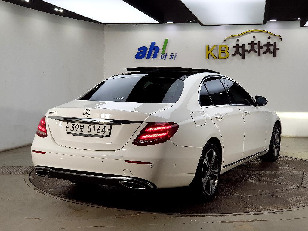 Mercedes Benz E class - Vista 4