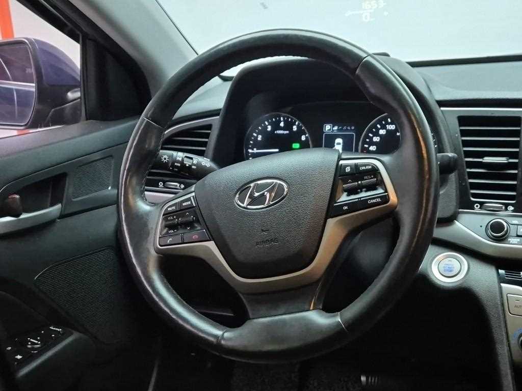 HYUNDAI Avante - Vista 9