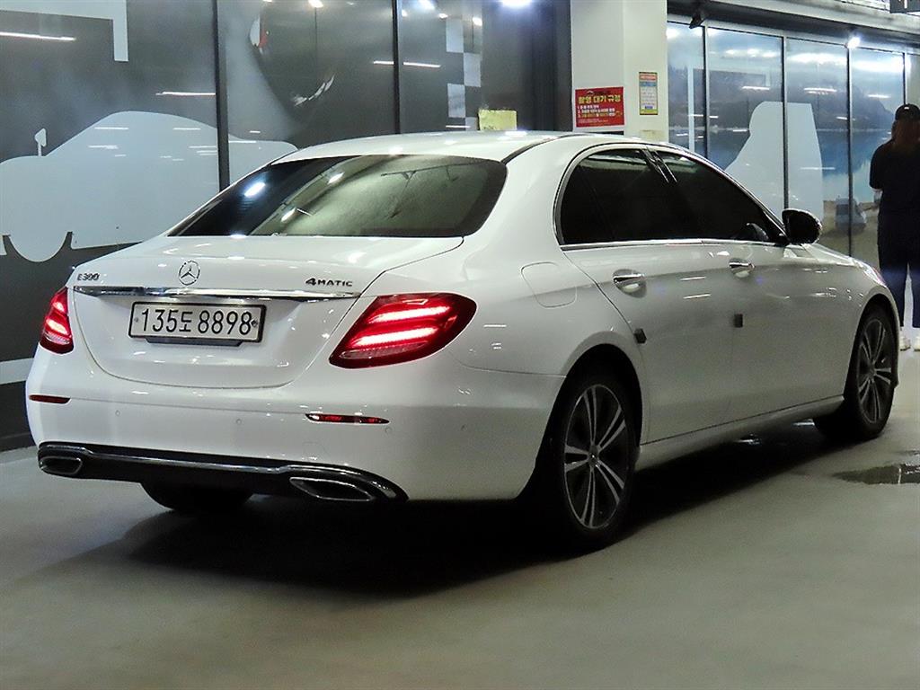Mercedes Benz E class - Vista 4