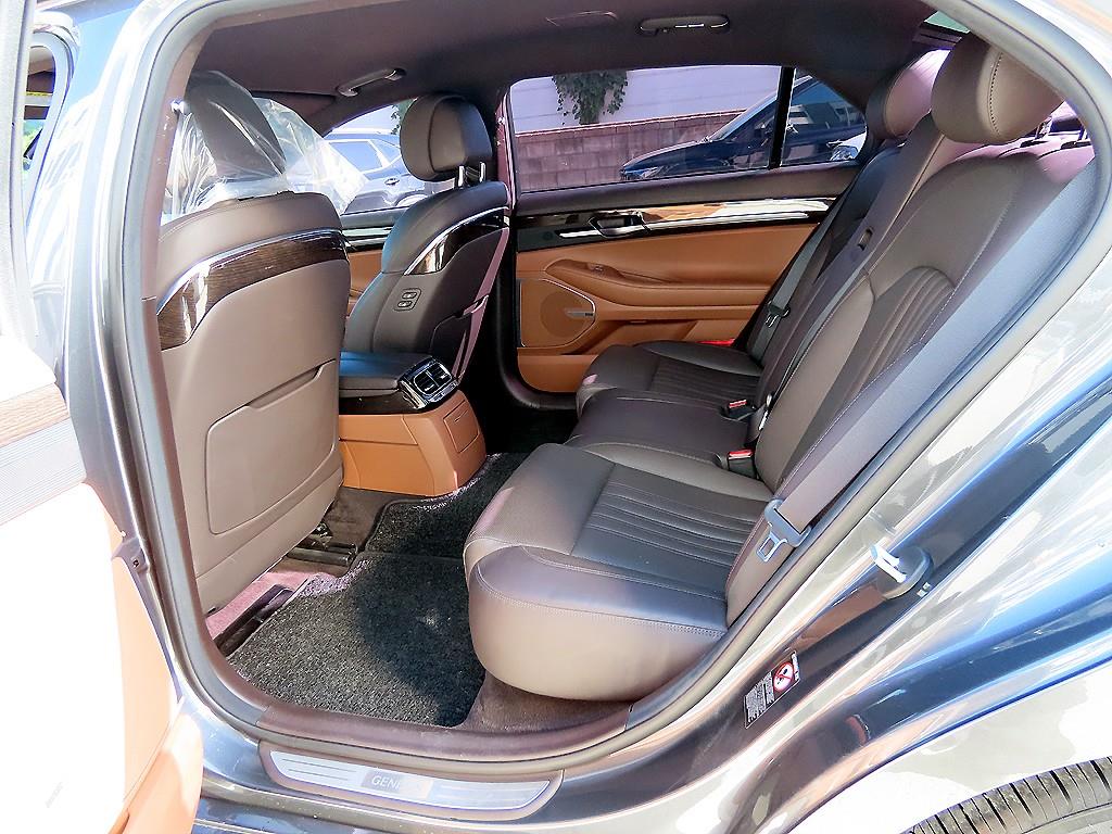 Genesis G90 - Vista 6