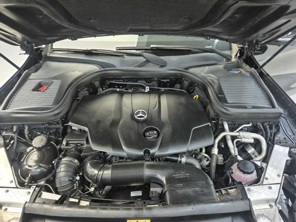 Mercedes Benz GLC Class - Vista 5