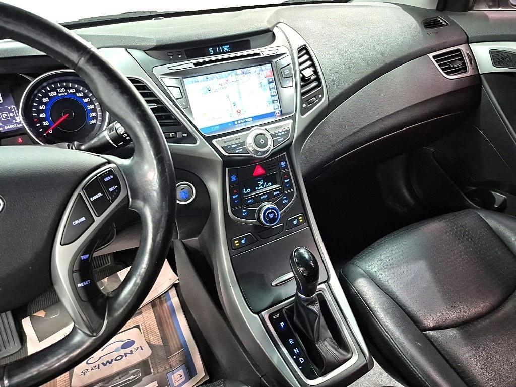 HYUNDAI Avante - Vista 10