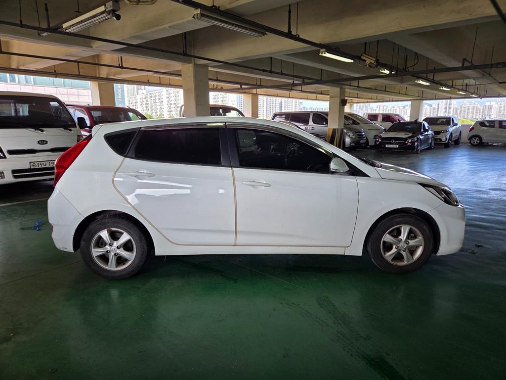 HYUNDAI Accent - Vista 5