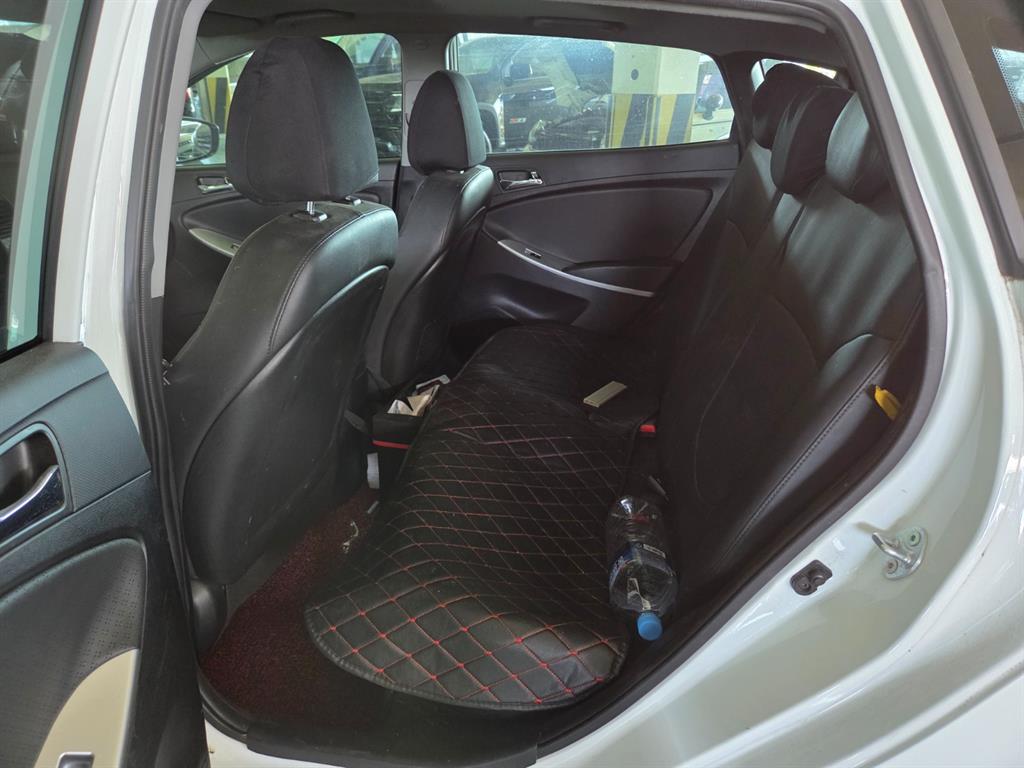 HYUNDAI Accent - Vista 7