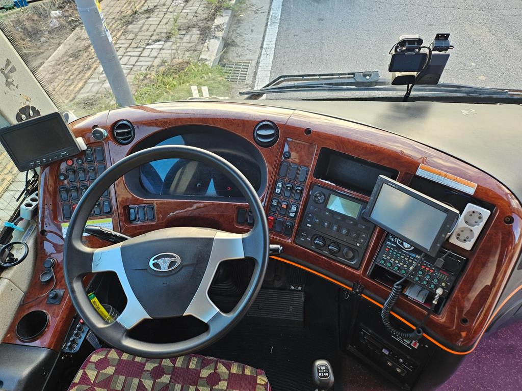 medium and large bus Medium Daewoo Bus - Vista 8