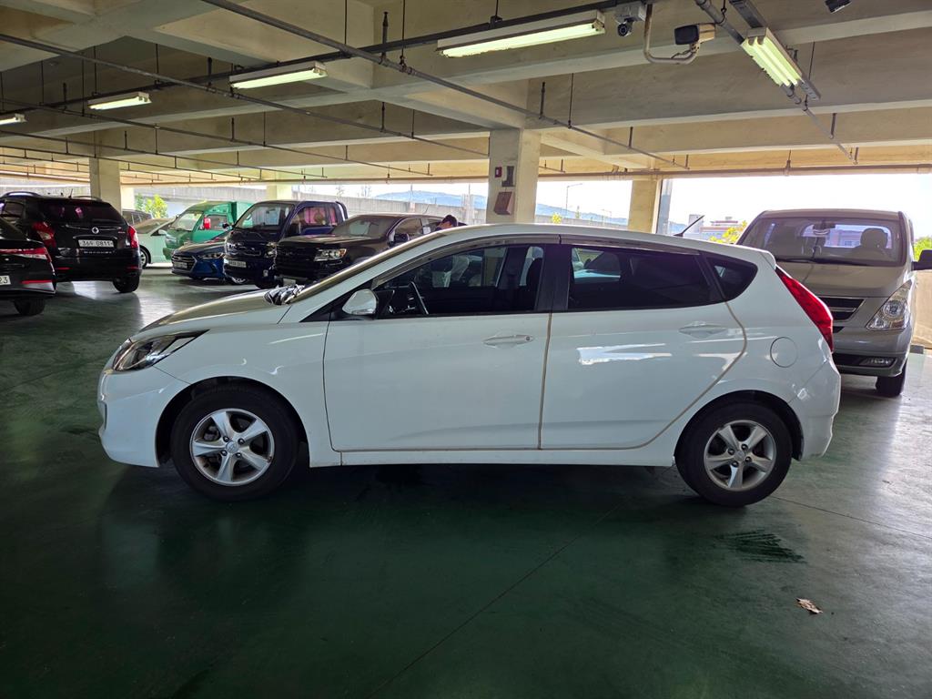 HYUNDAI Accent - Vista 3
