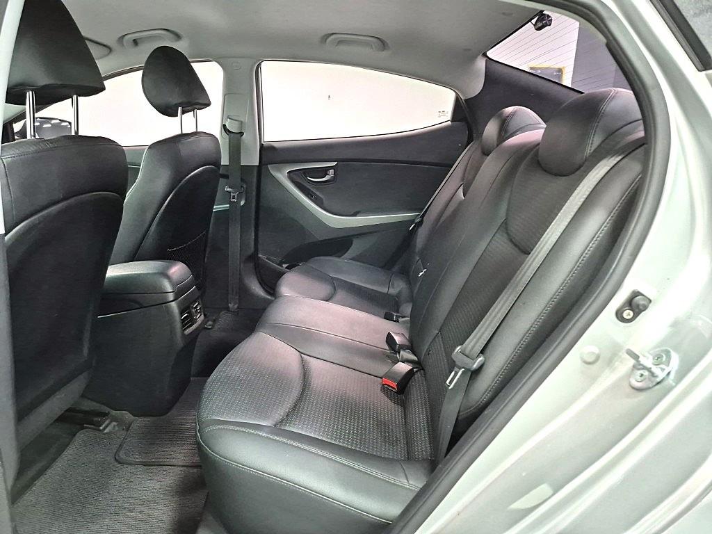 HYUNDAI Avante - Vista 9