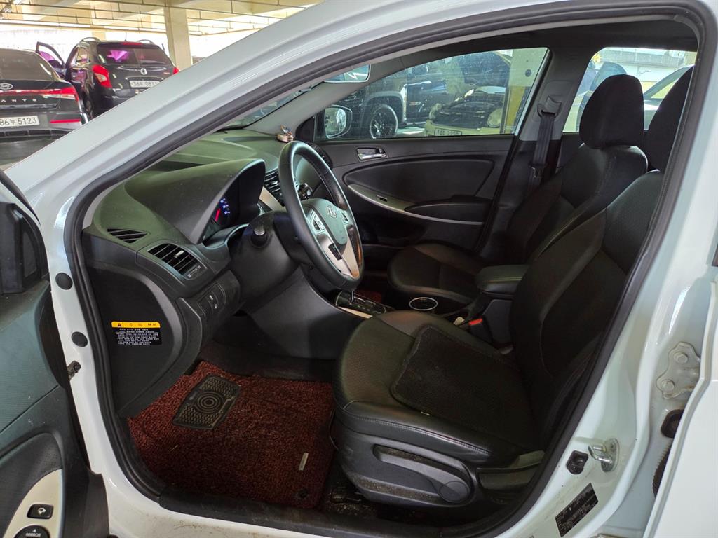 HYUNDAI Accent - Vista 6