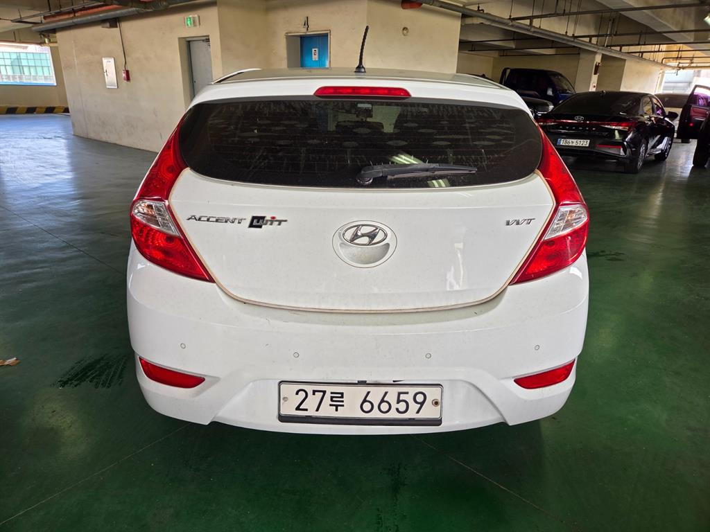 HYUNDAI Accent - Vista 4