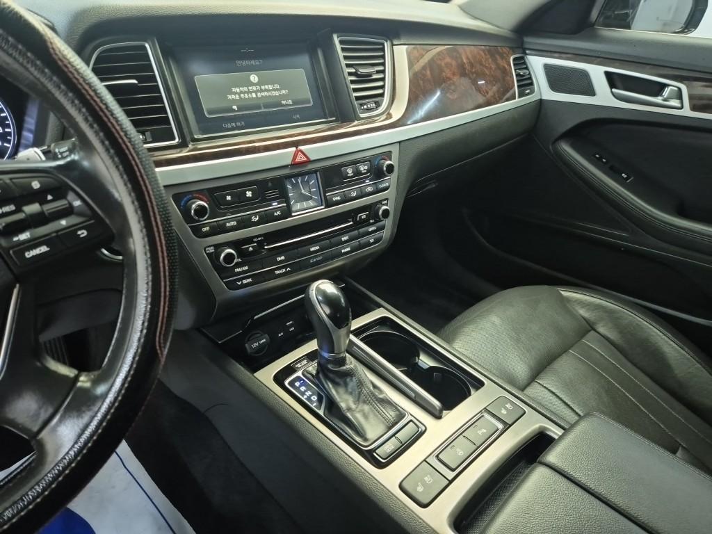 HYUNDAI Genesis - Vista 10