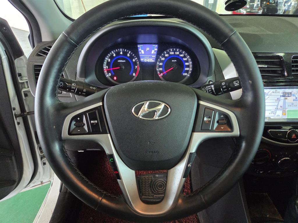 HYUNDAI Accent - Vista 9