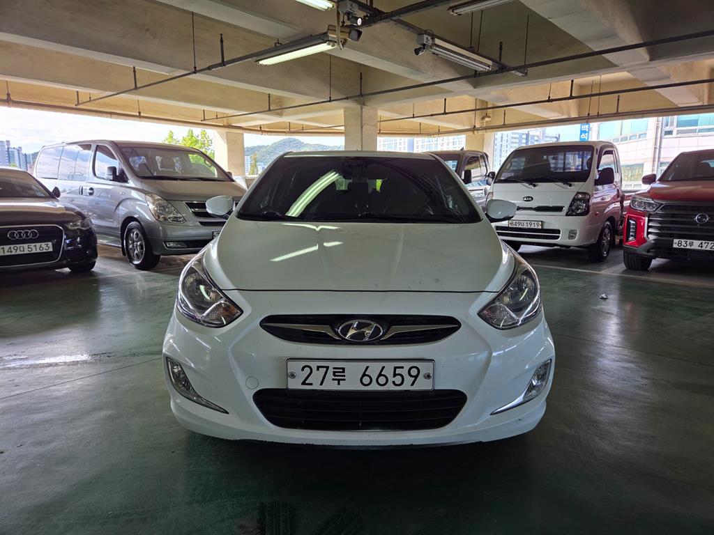 HYUNDAI Accent - Vista 2