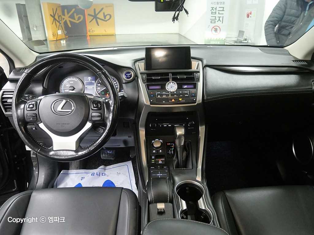 Lexus NX - Vista 6