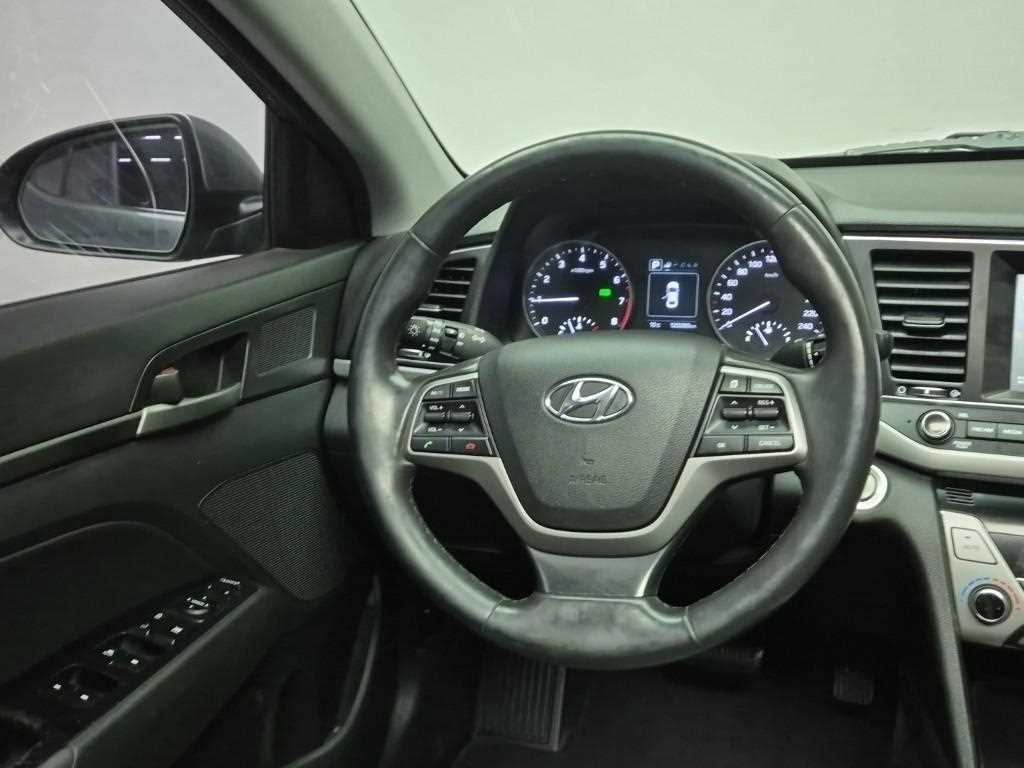 HYUNDAI Avante - Vista 9