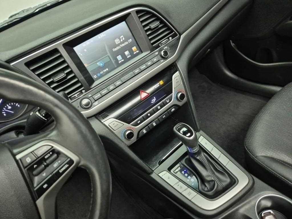 HYUNDAI Avante - Vista 10