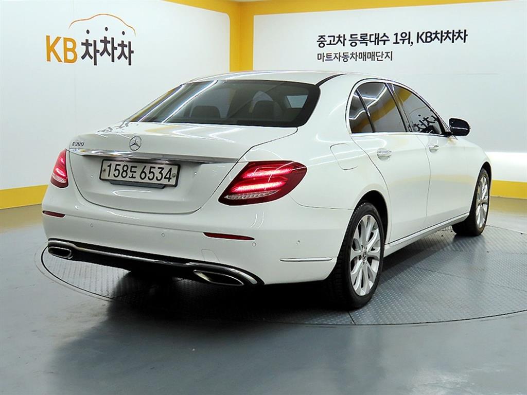 Mercedes Benz E class - Vista 4