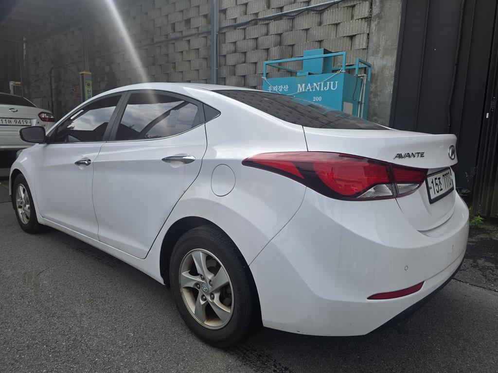 HYUNDAI Avante - Vista 3