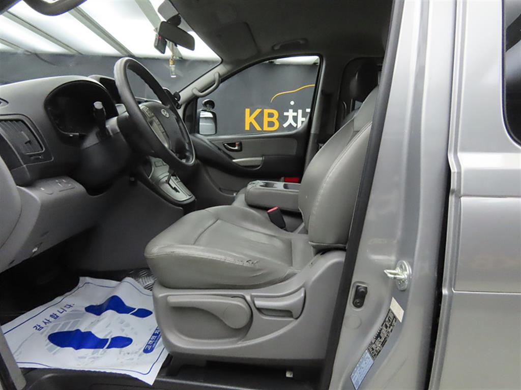 HYUNDAI Starex - Vista 5