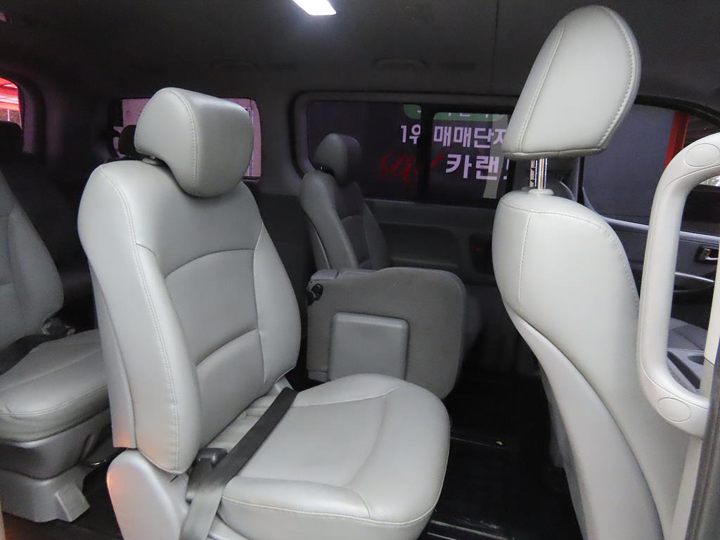 HYUNDAI Starex - Vista 6