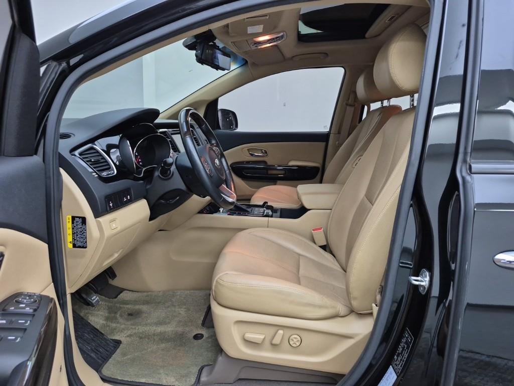 KIA Carnival - Vista 11