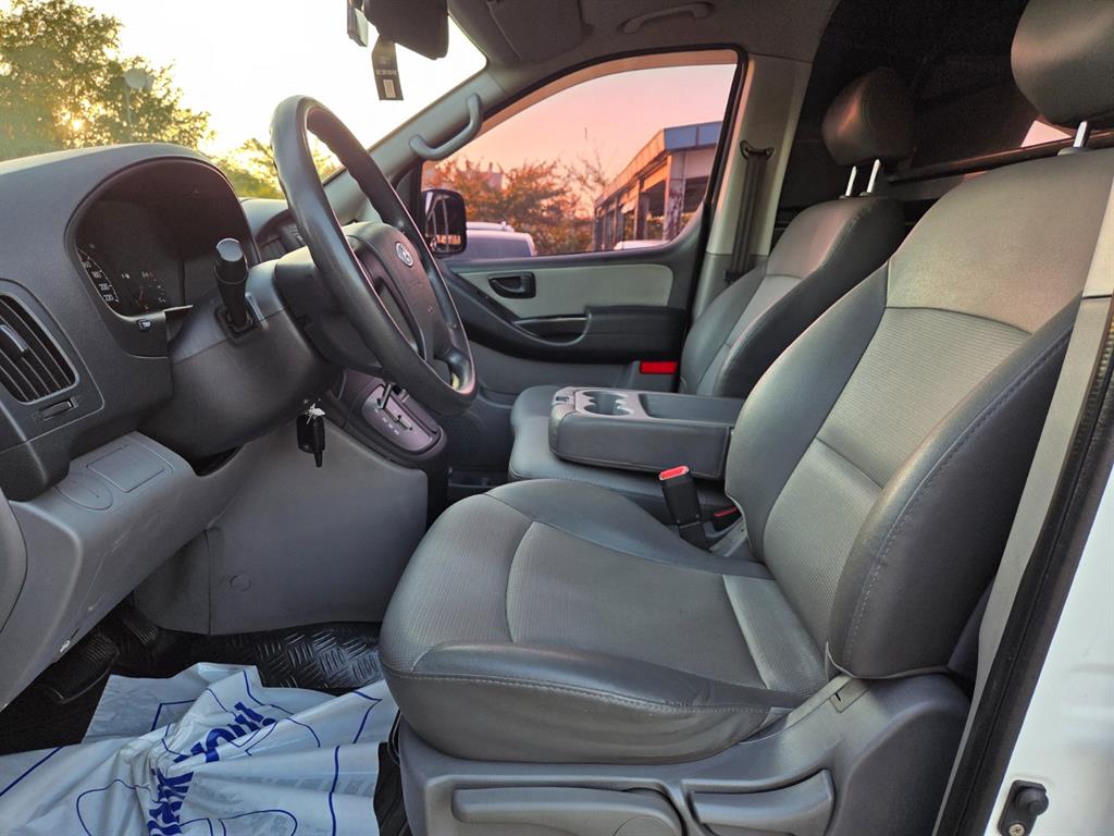 HYUNDAI Starex - Vista 7