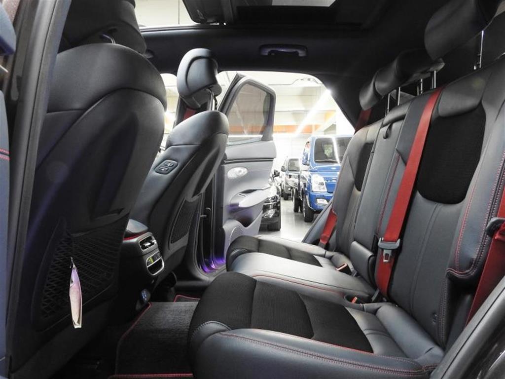 Genesis GV70 - Vista 9