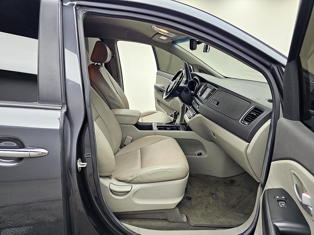 KIA Carnival - Vista 11