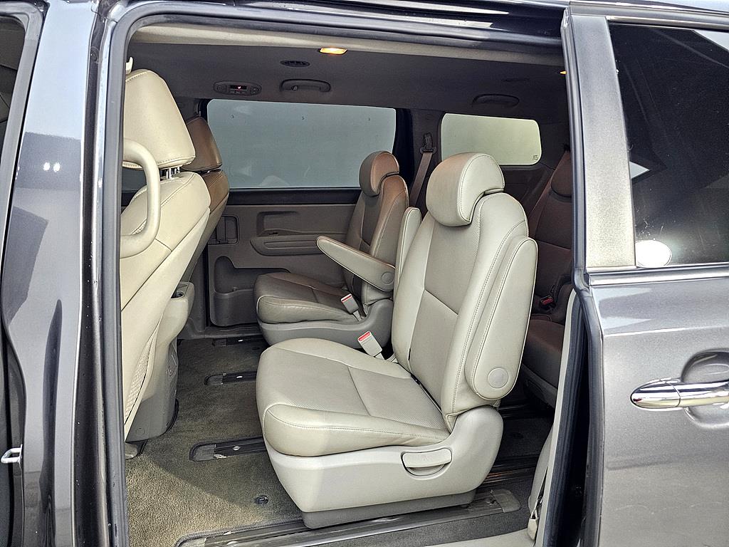 KIA Carnival - Vista 9