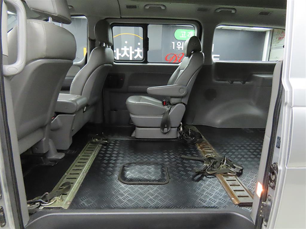 HYUNDAI Starex - Vista 6