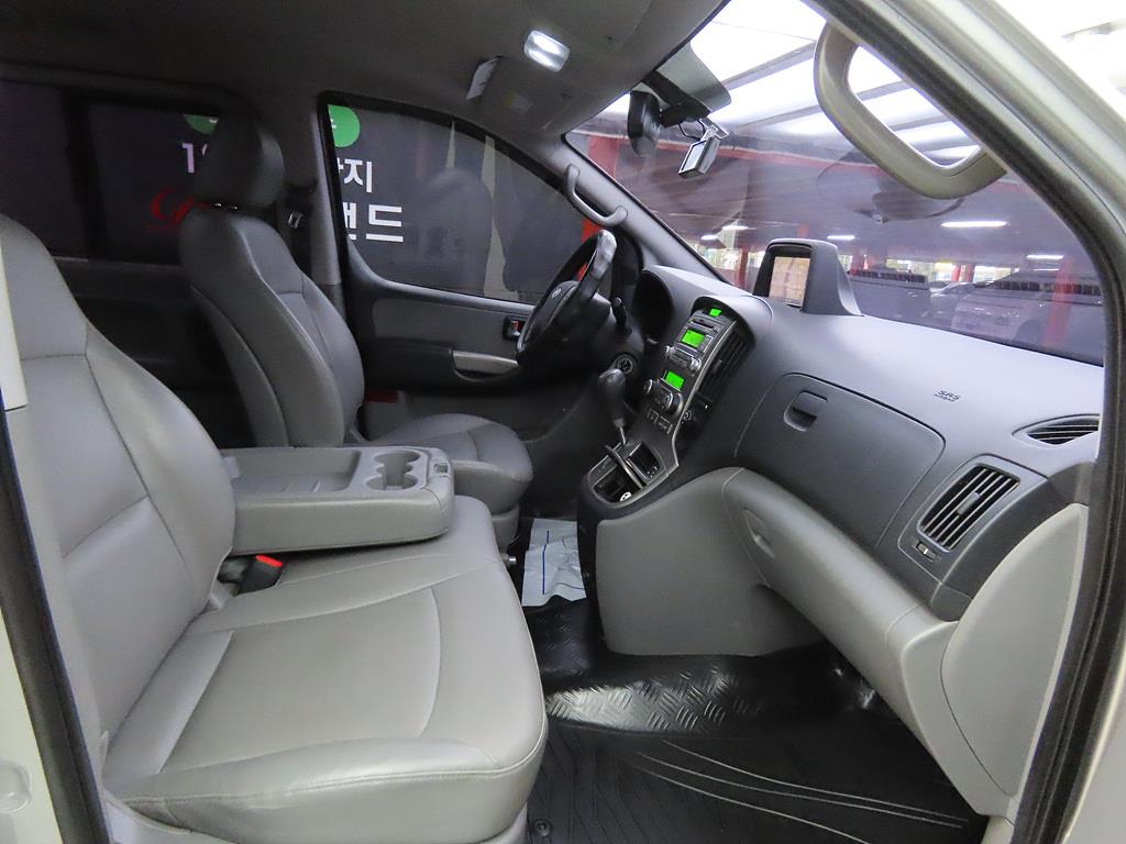 HYUNDAI Starex - Vista 8