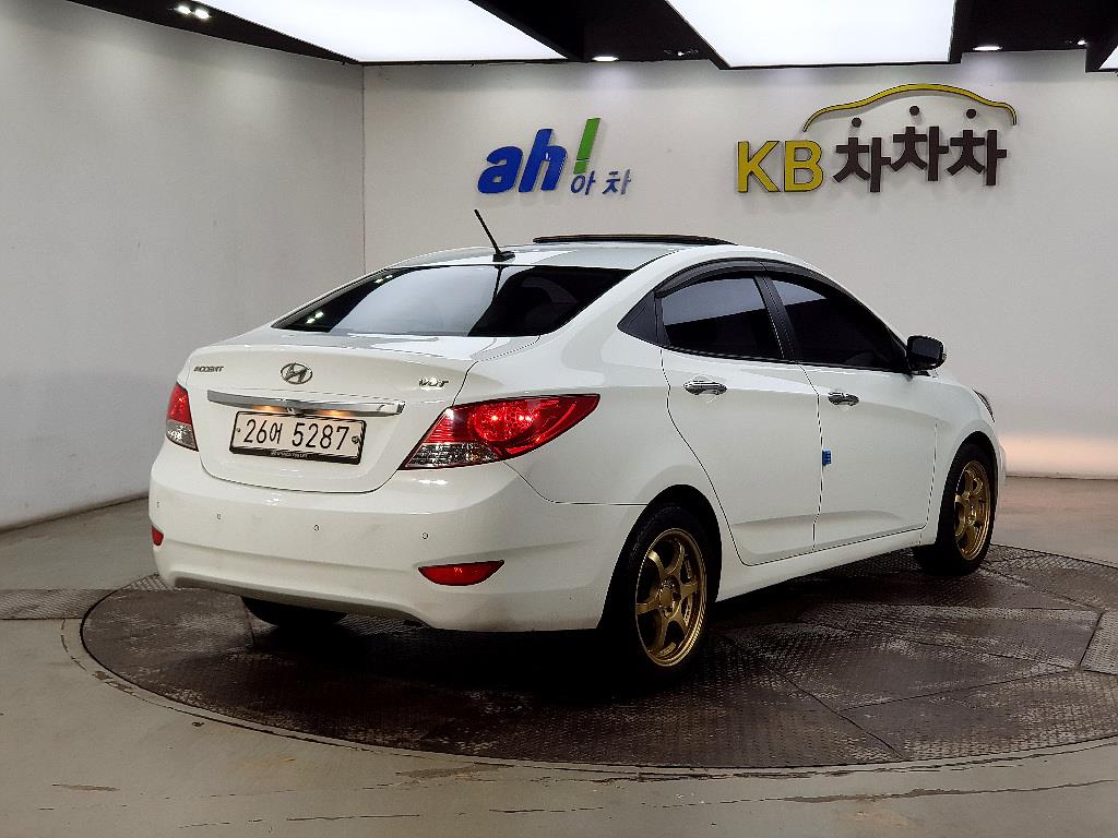 HYUNDAI Accent - Vista 4