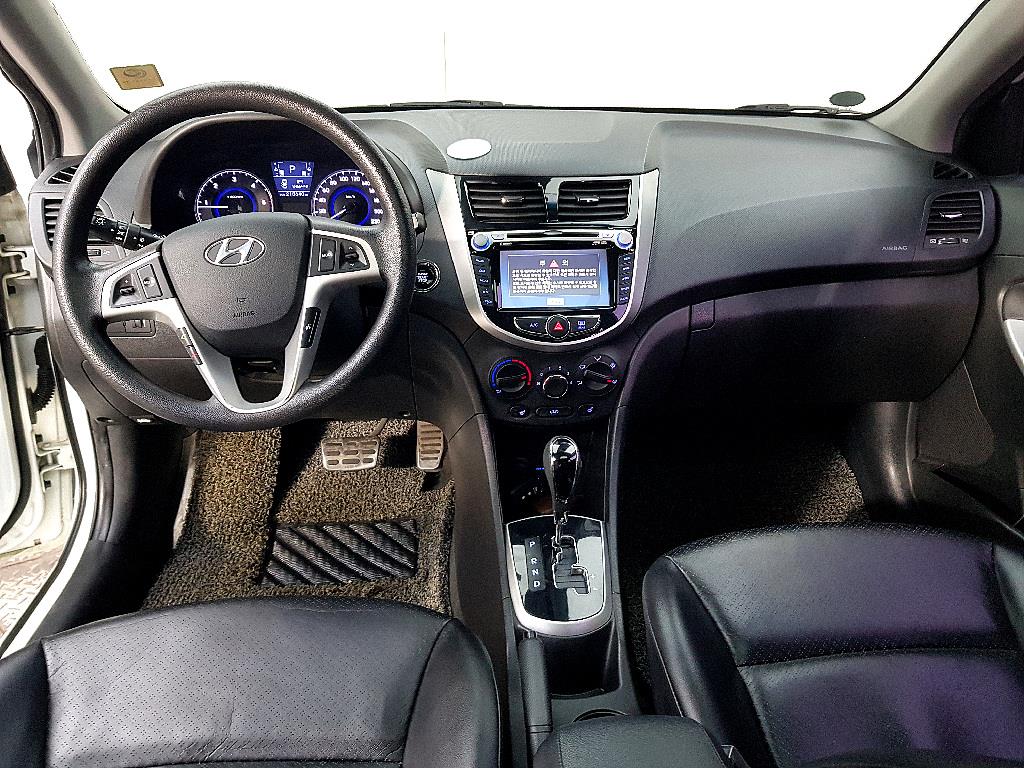 HYUNDAI Accent - Vista 5