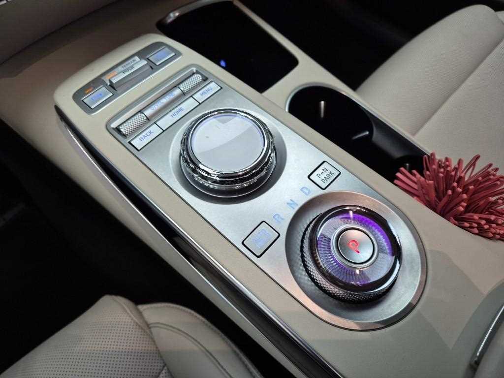 Genesis GV70 - Vista 8