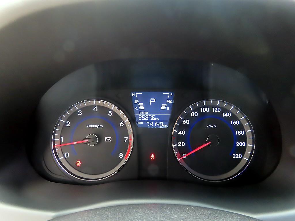 HYUNDAI Accent - Vista 9