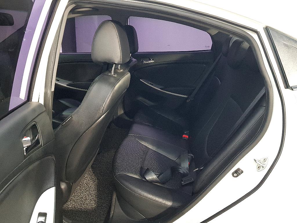 HYUNDAI Accent - Vista 9