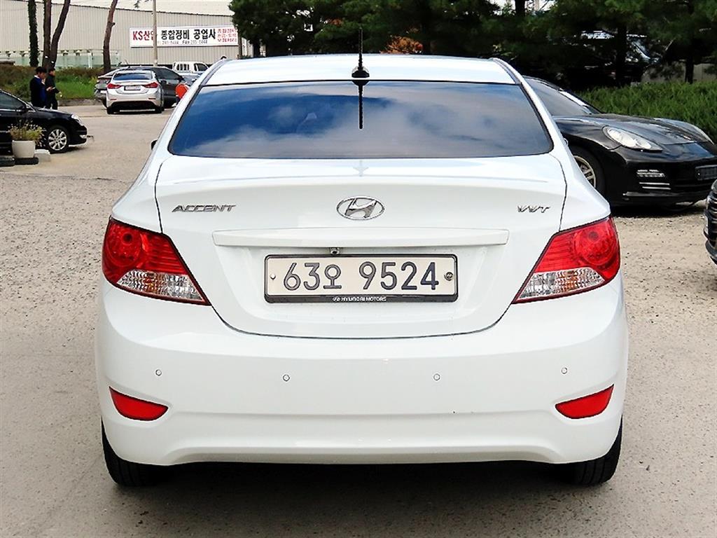 HYUNDAI Accent - Vista 4