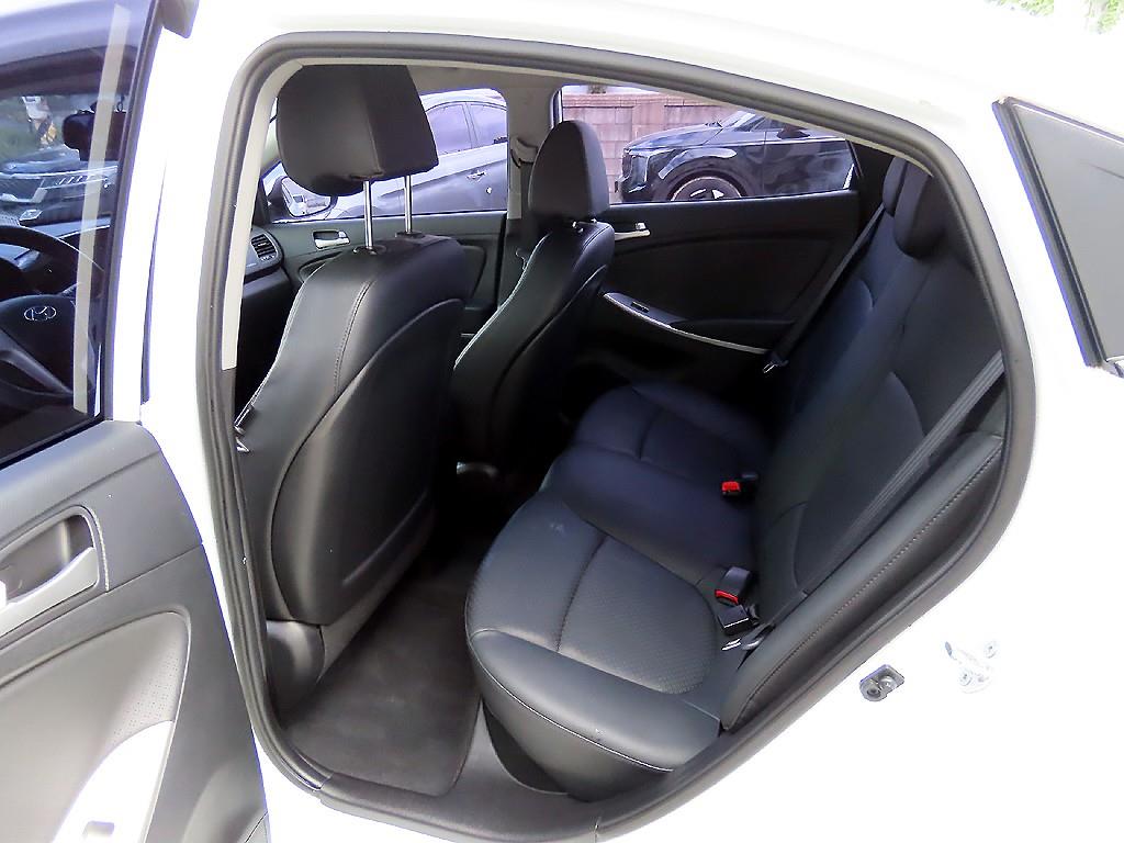 HYUNDAI Accent - Vista 6