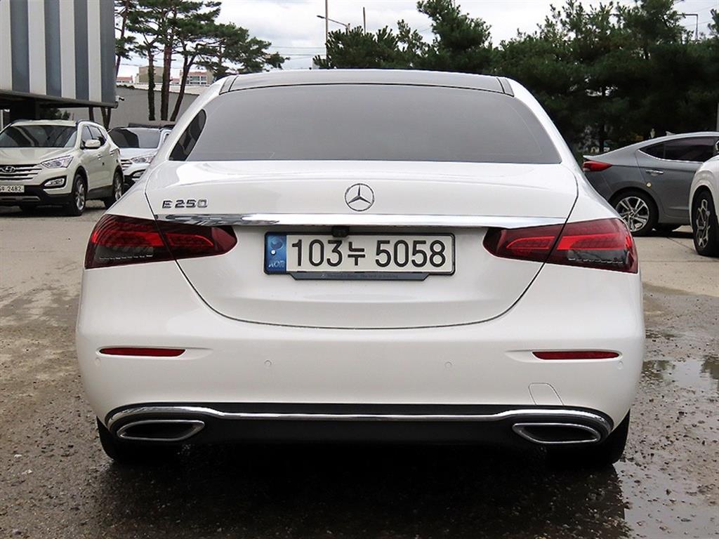 Mercedes Benz E class - Vista 4