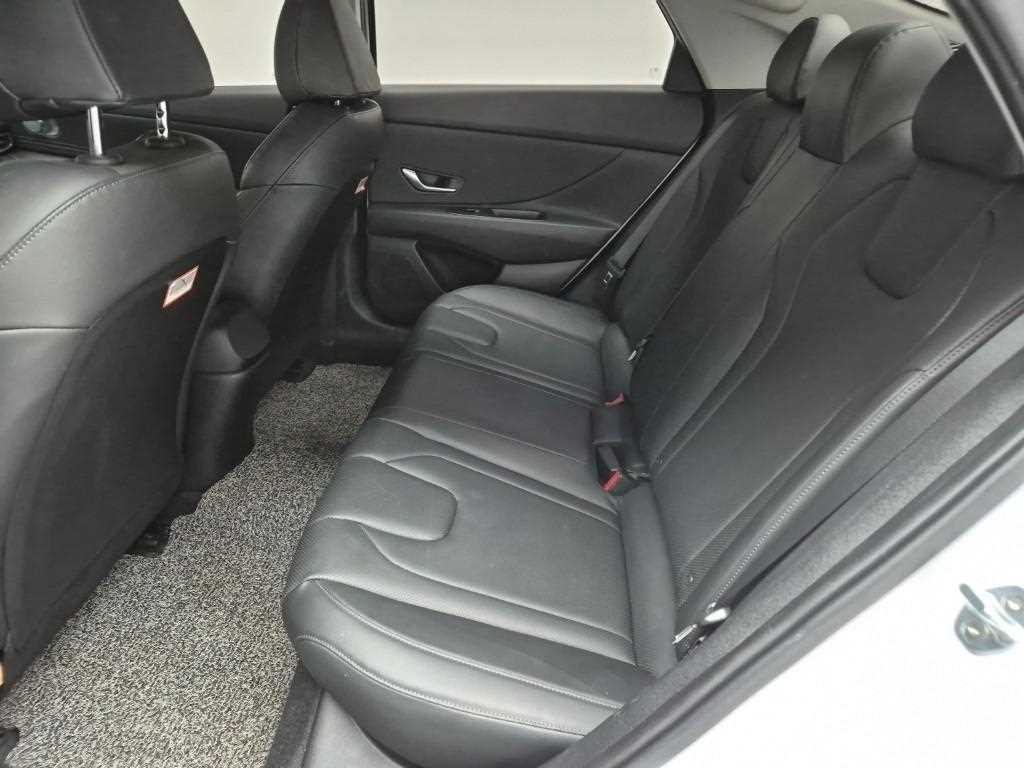 HYUNDAI Avante - Vista 12